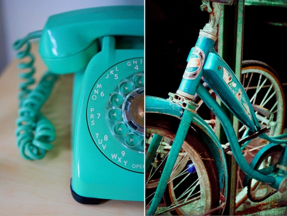 telefono y bicicleta azul